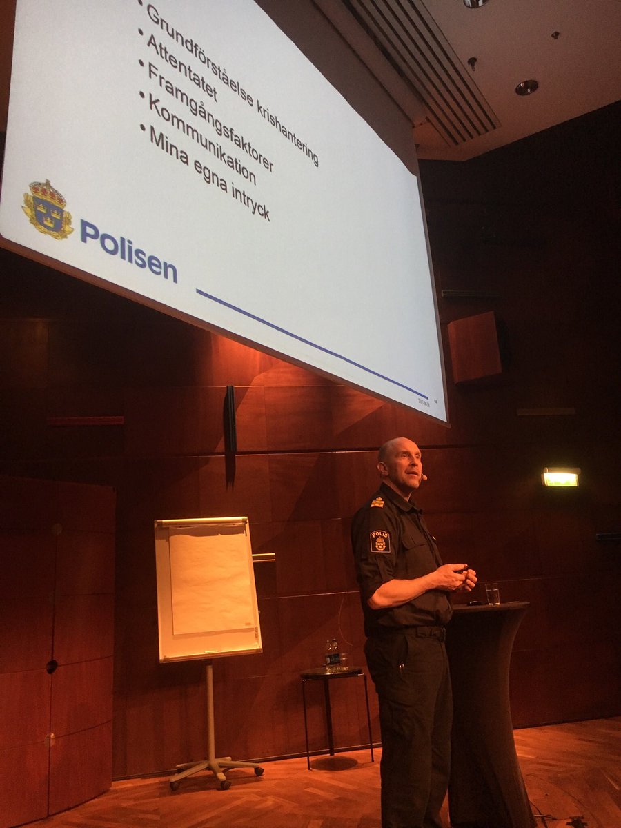 Svedjetun's tweet photo. Stefan Hector från @polisen_riks avslutar Kommunikation Offentlig Sektor. Mycket intressant. #offkomm https://t.co/sDJe4eKZdx