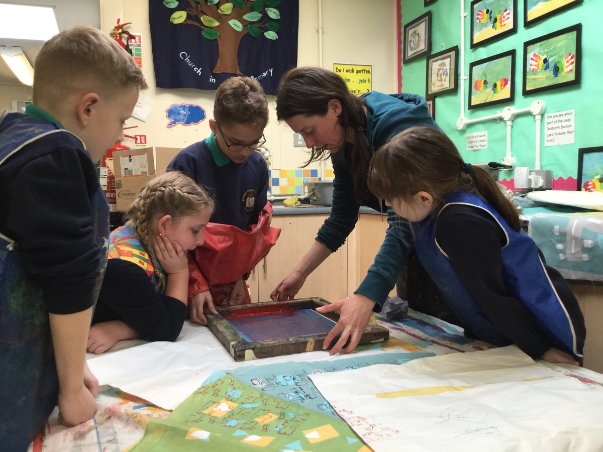 GwenfoCWPrimary's tweet photo. Blwyddyn tri screen printing! #creativeschools #usingmathsskills https://t.co/4JOGizLHTB
