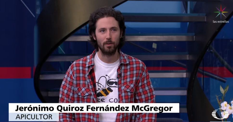 nmas's tweet photo. "Para muchos las abejas representan una amenaza, por ello es importante concientizar sobre la cultura de conservación": Jerónimo Quiroz 
#AlAireConPaola https://t.co/hV7lZJgP9c https://t.co/bp0ObJrCyb