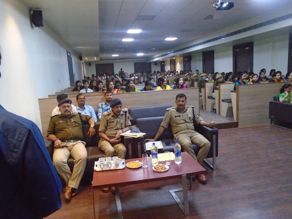 kanpurnagarpol's tweet photo. #Womensday के अवसर पर SSP-KNR द्वारा #Axis_Colleges महराजपुर में छात्राओं को सुरक्षा सम्बंधी @Uppolice की विभिन्न हेल्पलाइन/सुविधाओं @up100, वीमेन पावर लाइन 1090, ट्विटर सेवा व विकल्प पोर्टल के बारे में जागरूक किया गया।#Womensdayupp #IWD2018 #kanpurnagarpolice https://t.co/Bq8AFyGrpv