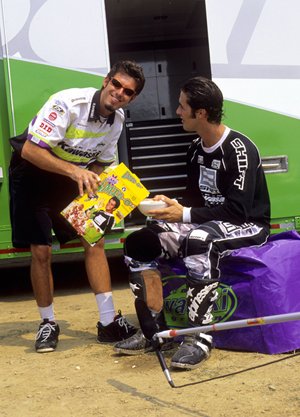 supercrossking's tweet photo. It's #NationalCerealDay . Eat your Emig O's @emig47 @Jbonejgr @KawasakiUSA @ShiftRacing @alpinestars #CerealDay #Cereal #emigos #jeffEmig #jeffro #froDaddy https://t.co/Y9UpSwzWAN