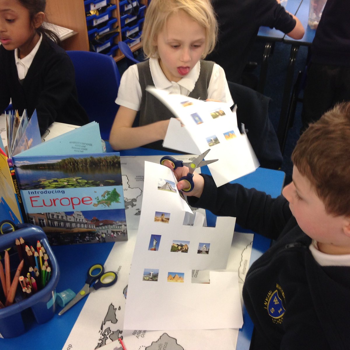 WhybridgeInfant's tweet photo. Sycamore class are spending their afternoon sorting landmarks and animals by their habitat or continent #learningthroughteamwork https://t.co/pgYayfswhl