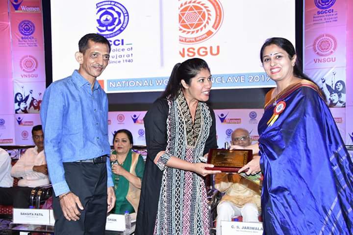 JariwalaRinkle's tweet image. Presenting momento to @Ajaita_Shah #Awesomespeaker Invited by #SgcciSurat, memories refreshed #Nationalwomenconclave #SolarSaheli