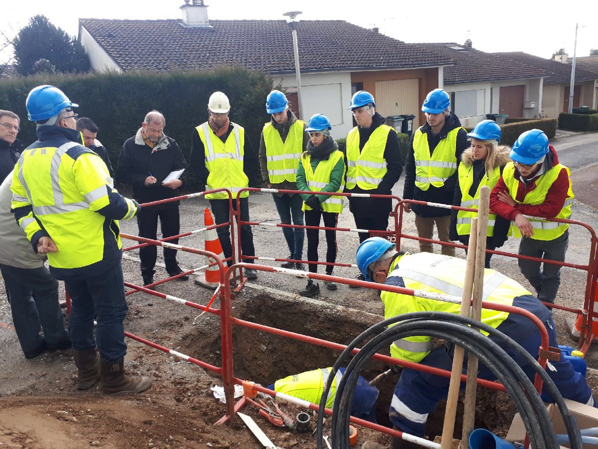 FRTPNALimoges's tweet photo. La FRTP Nouvelle-Aquitaine - Délégation Limousin en partenariat avec l’ENSIL organise une visite de chantier à Panazol : 
La technique qui est présentée sur le chantier est un système d'écoute Active du réseau (EAR) pour prévenir des fuites. 
Au total 14 élèves sont présents. https://t.co/4tDaG7bv2I
