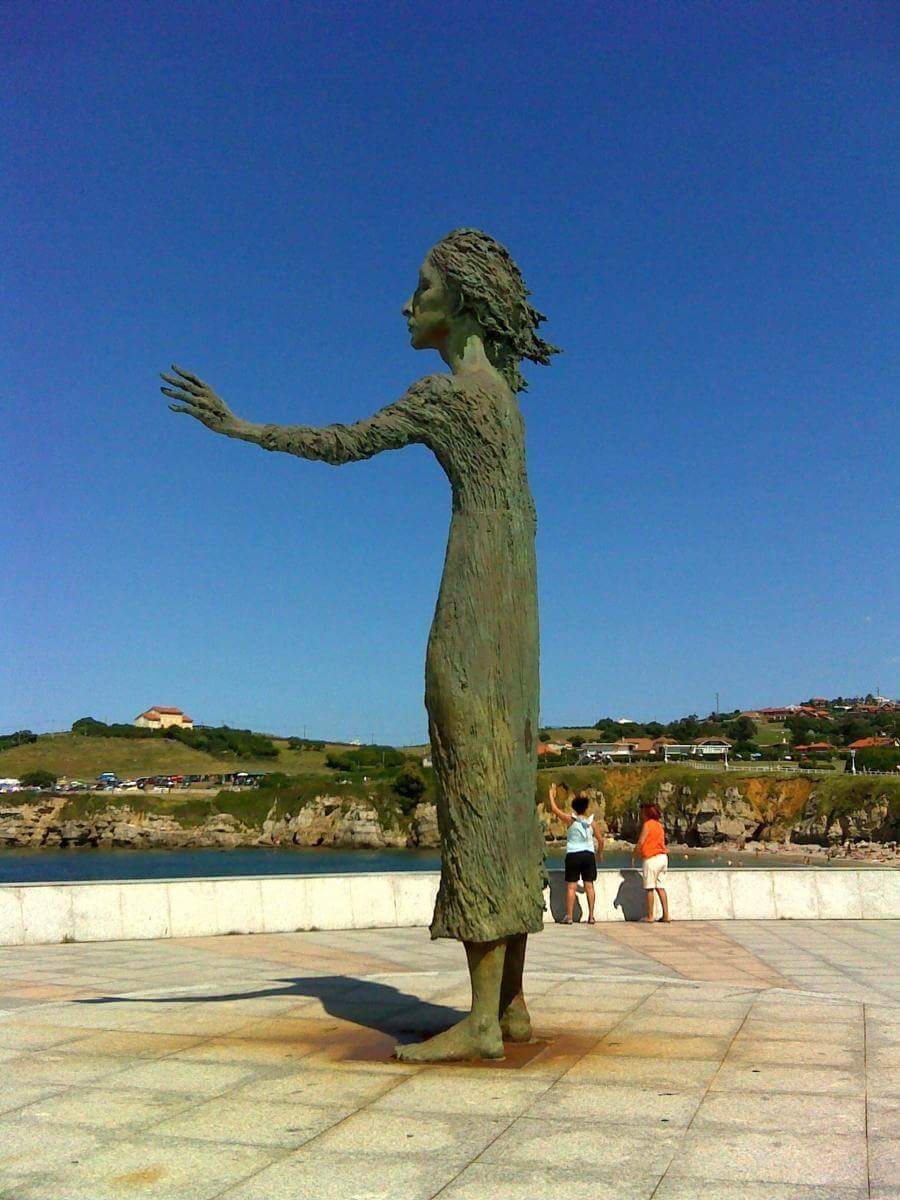 Santinovelota's tweet photo. Monumento a la madre de los emigrantes, está en una playa Asturiana. Hoy se lo dedico a esas madres Venezolanas que tienen que despedir a sus hijos que emigran en busca de un mejor futuro... https://t.co/OCsfV5XHkd