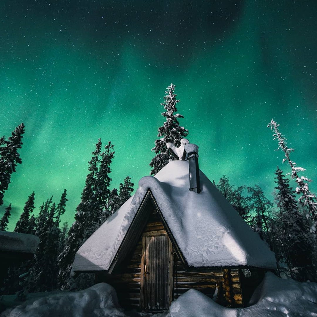 escapade_app's tweet photo. A lonely cabin in the woods, highlighted by beautiful aurora borealis. Have you ever seen it? Visit the link in our bio to subscribe for info on even more breathtaking destinations! 📸 @Formgestalterphoto
#travelwriter #escapadeapp #northernlights #travel #aurora #wineanddine https://t.co/ewmKsJ0nRw
