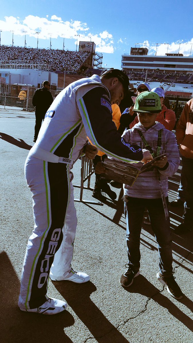 kmo_music's tweet photo. @tydillon @tydillon at Vegas making time for the youngsters! https://t.co/JmGaqpQqYH https://t.co/SIx0OgCYs5