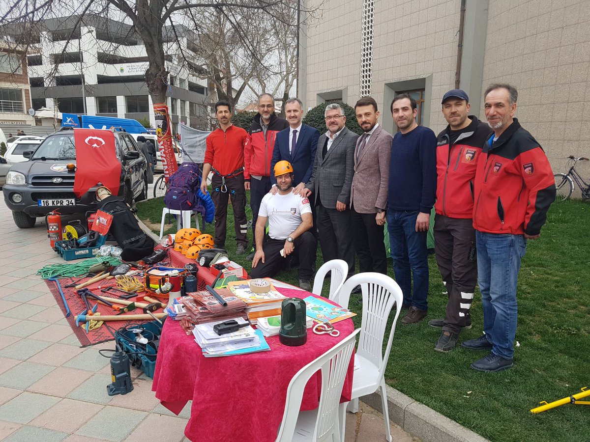 alpertaban16's tweet photo. Sivil Savunma Günü ve Deprem Haftası nedeniyle İNDAK İnegöl Doğal Afet Arama Kurtarma ekibinin vatandaşlarımızı bilgilendirmek amacı ile açmış oldukları standı ziyaret ettik. https://t.co/CjF6AuMZIf