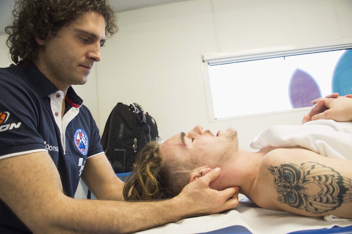 Testing cervical vertebrae mobility before the treatment #PhysicalTherapy #mobility #JerezTest