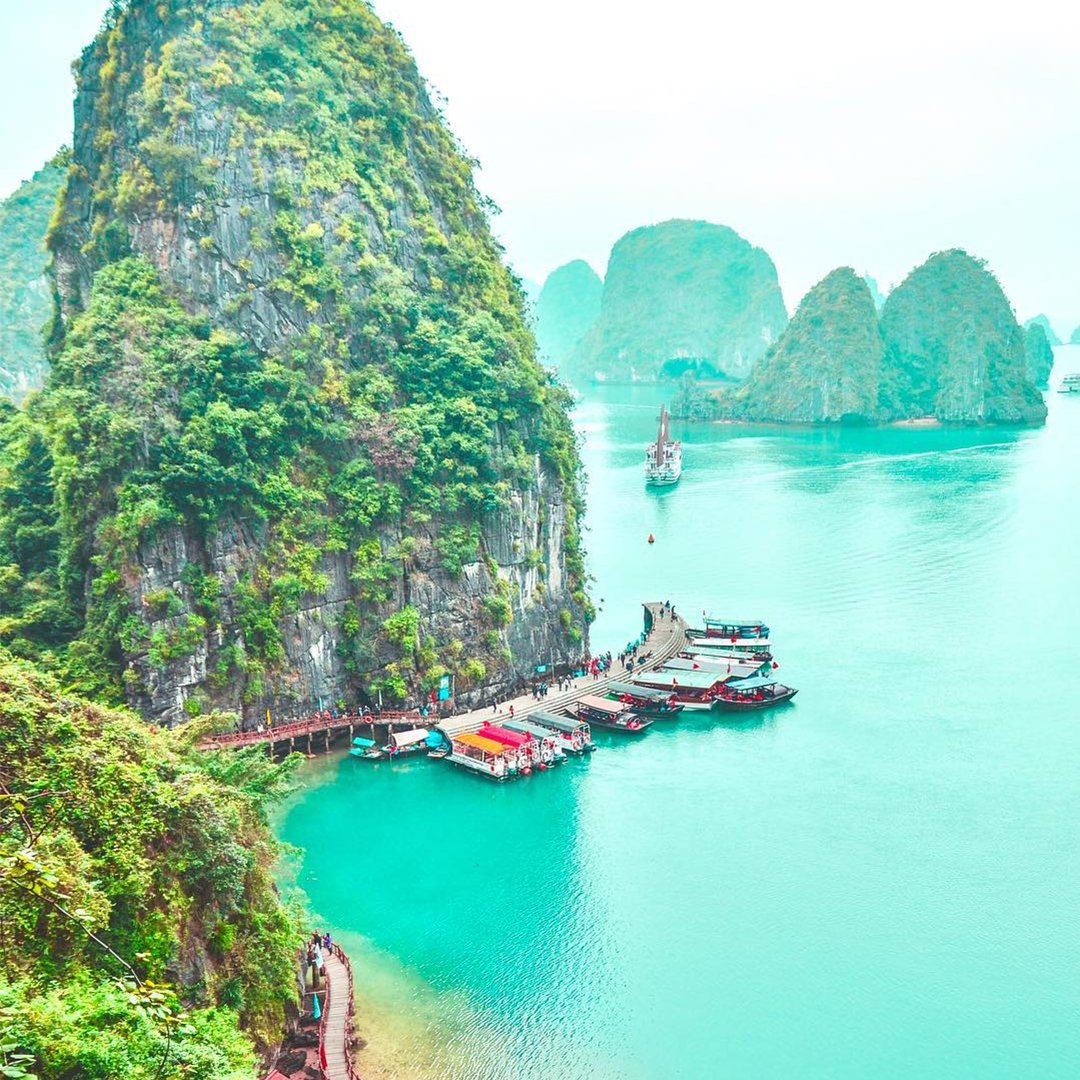 escapade_app's tweet photo. I would not mind a hazy overcast day if i have this view. Would you? Visit the link in our bio to subscribe for info on even more breathtaking destinations!! 📸 @wanderingcornergoesto #escapadeapp #HalongBay #Vietnam #travelwriter #travel #wineanddine #partytime #backpacking https://t.co/VxAs7jIA4H