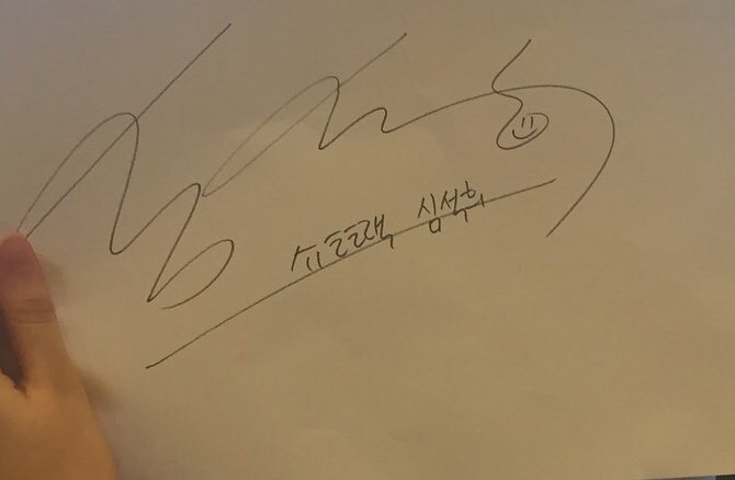 SupeRookieSuki's tweet photo. 어 저거 옛날엔 안경 쓴 스마일이었던 것 같은뎈ㅋㅋㅋ
라식하면서 스마일 안경도 없앤거야?ㅋㅋㅋㅋ
너무ㅠㅠ 귀엽잖아ㅜㅠㅠㅝㅠㅠㅠㅠㅠ 사람이 어떻게 이렇게 사랑스럽냐규ㅠㅠ https://t.co/OwSfkXath2