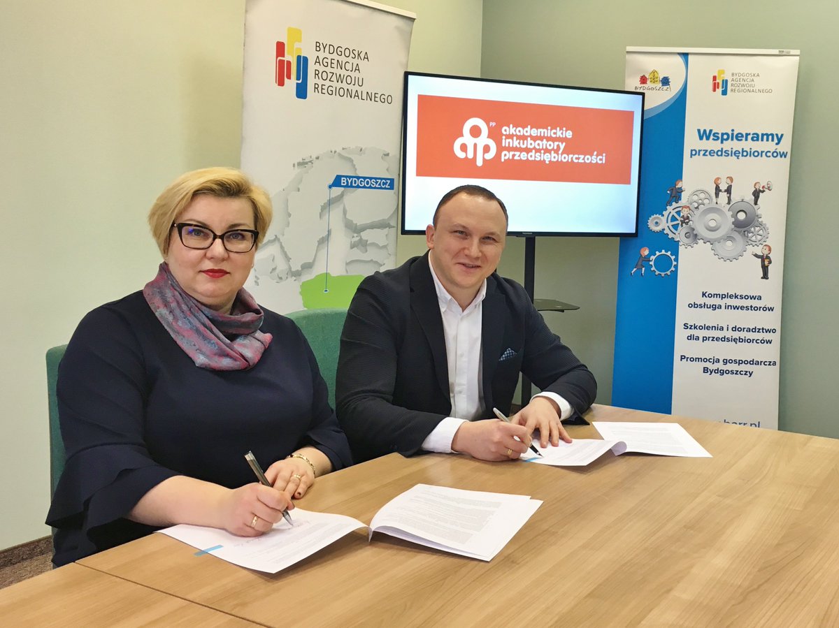 Bydgoszcz_BARR's tweet photo. Dzięki podpisanej dziś umowie o współpracy BARR z Fundacją Akademickie #Inkubatory #Przedsiębiorczości, teraz przy wsparciu BARR będzie można założyć "firmę na próbę" i dołączyć do największej w PL społeczności #startup.ów: https://t.co/8XermCBirj
#AIP @AIPBydgoszcz @inkubatorypl https://t.co/SLzAw6G1T9