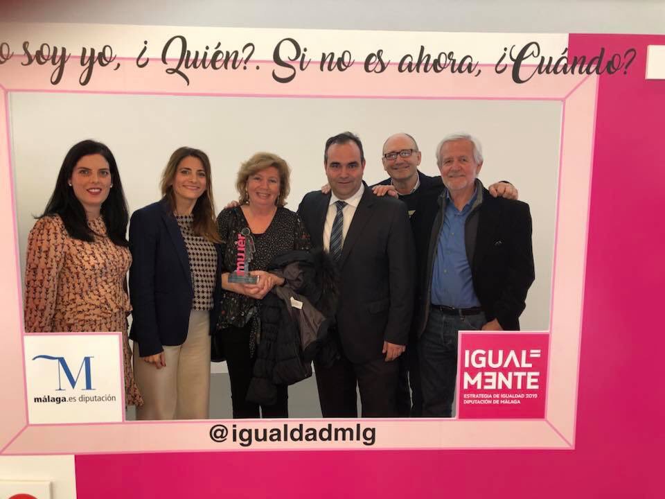 Reconocidas 2018 de la provincia de Malaga. El Diputado Felix Lozano acompaña a Pilar Olmedo para recibir el galardón. Mujer bandera y trabajadora incansable en la Educación y el Deporte. 
#dipumlgparticipa 
<a href="/FelixLozanoN/">Felix Lozano</a>