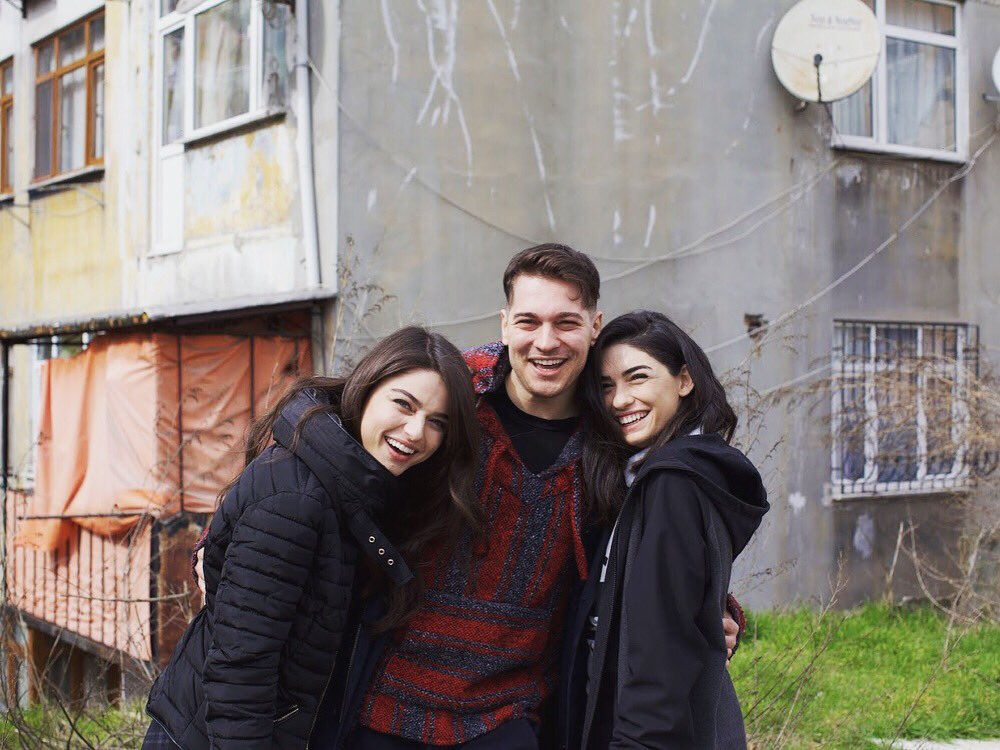 masalbitti6's tweet photo. Bomba gibi geliyorlar! 💥 
Hazır mıyız? 😎 Yakında #NetflixTürkiye'de! 🎊 🎈 #AyçaAyşinTuran #ÇağatayUlusoy #HazarErgüçlü #YeniDizi #Netflix #o3Medya https://t.co/MWJtbm2wZr