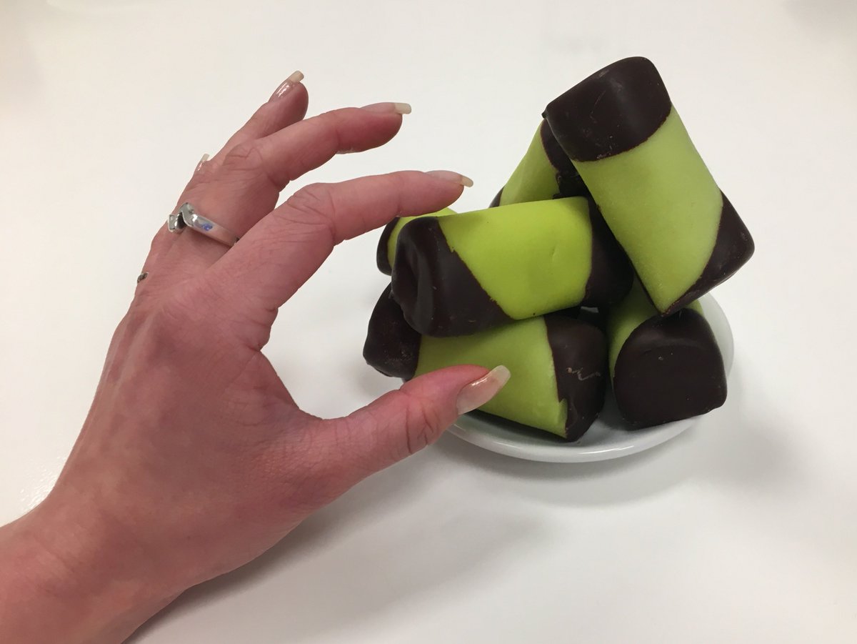 EnestedtCo's tweet image. #Punschrulle? #Dammsugare? Eller kanske #arraxrulle? Idag kallar vi den i alla fall för punschrulle och firar #punschrullensdag!

Märks det att vi på kontoret tycker om att fira så fort det är bakverk inblandade...? 🤫