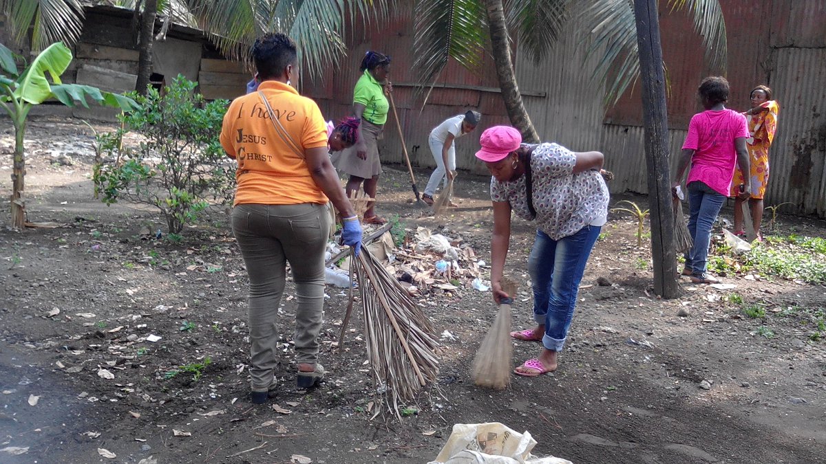 ErnieOben's tweet photo. Little drops make an ocean. Setting a pace for others to follow. S.W.A.G stormed dockyard in Limbe, Cameroon ... Community impact #timeisnow @UN_Cameroon, @unwomenafrica https://t.co/uqPGHvPs8Q