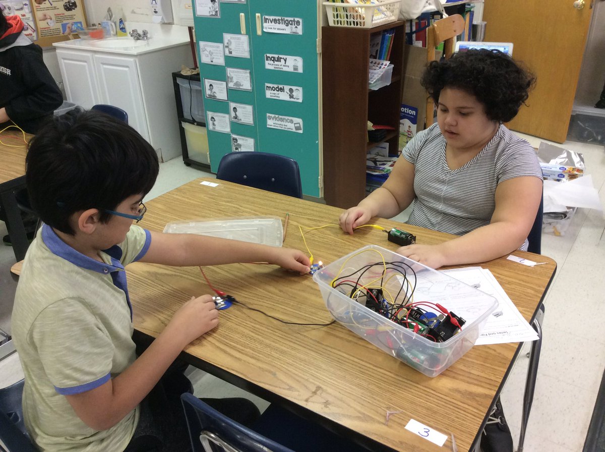 APS_STEM's tweet photo. Learning &amp; explaining series vs parallel circuitry w @ETAhand2mind #versatiles  in 4th w @MsBouton @BarcroftLibrary is making us think this Wednesday AM @APS_CTAE #handsonlearning @APSscience @APSESOL https://t.co/6SLa0bTz1M