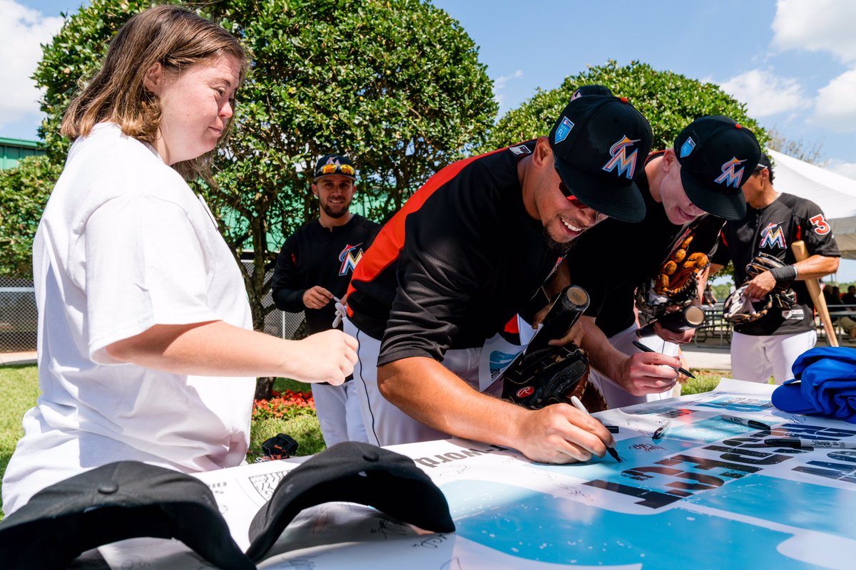 Marlins's tweet image. The #Marlins took the pledge with @bestbuddies and @SOFL_MDC to spread the word to end the word! 👍

#RWord | r-word.org
