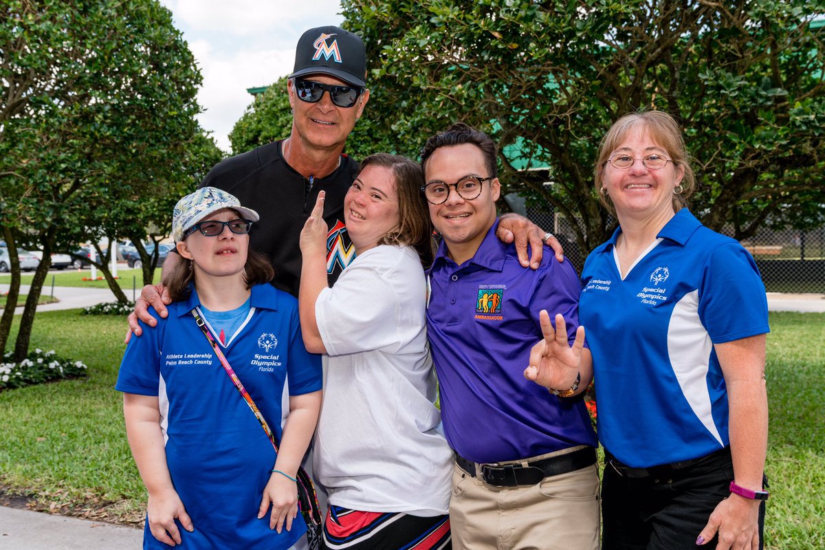 Marlins's tweet image. The #Marlins took the pledge with @bestbuddies and @SOFL_MDC to spread the word to end the word! 👍

#RWord | r-word.org