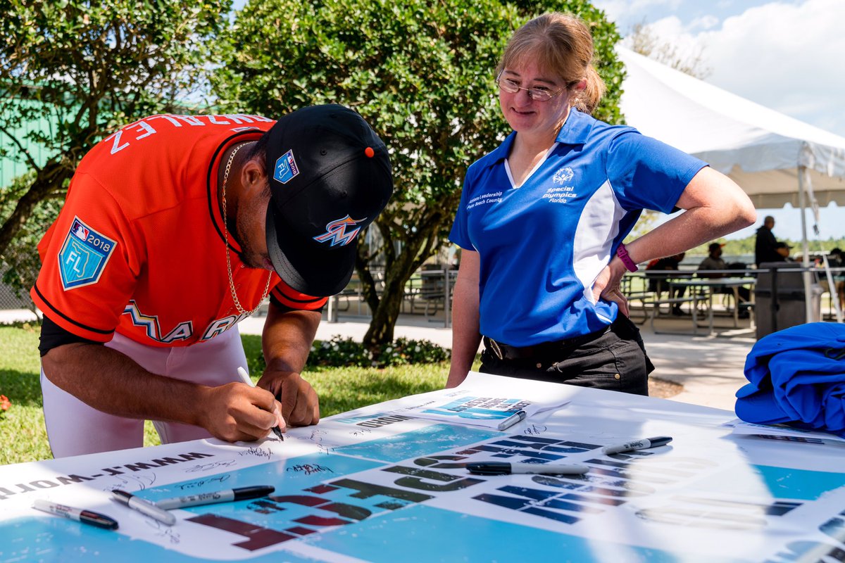 Marlins's tweet image. The #Marlins took the pledge with @bestbuddies and @SOFL_MDC to spread the word to end the word! 👍

#RWord | r-word.org