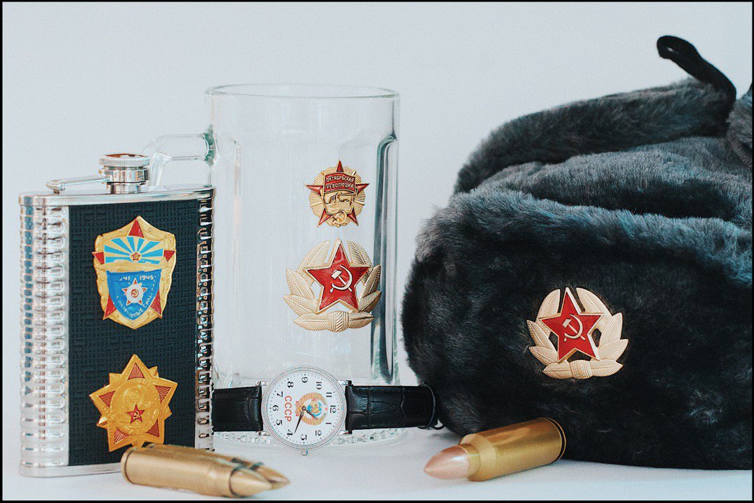 RusSouvenir's tweet photo. Perhaps, the military souvenirs are one of the most popular ones.
Many tourists are the first to buy military hats, officer's flasks and faceted glasses.
#russianvodka #shortglass #souvenirboutique #russiannewyear #matryoshka #stpetersburgrussia #russianpresent https://t.co/sE8zUXZCJx