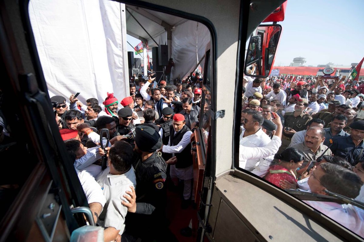 yadavakhilesh's tweet photo. गोरखपुर में ऐतिहासिक जन समर्थन ने साबित कर दिया है कि 11 मार्च को जब ये वोटों में बदलेगा तो देश का राजनीतिक इतिहास भी बदलेगा. जनता और सभी समर्थक दलों को धन्यवाद! https://t.co/i7UY14ZKrD