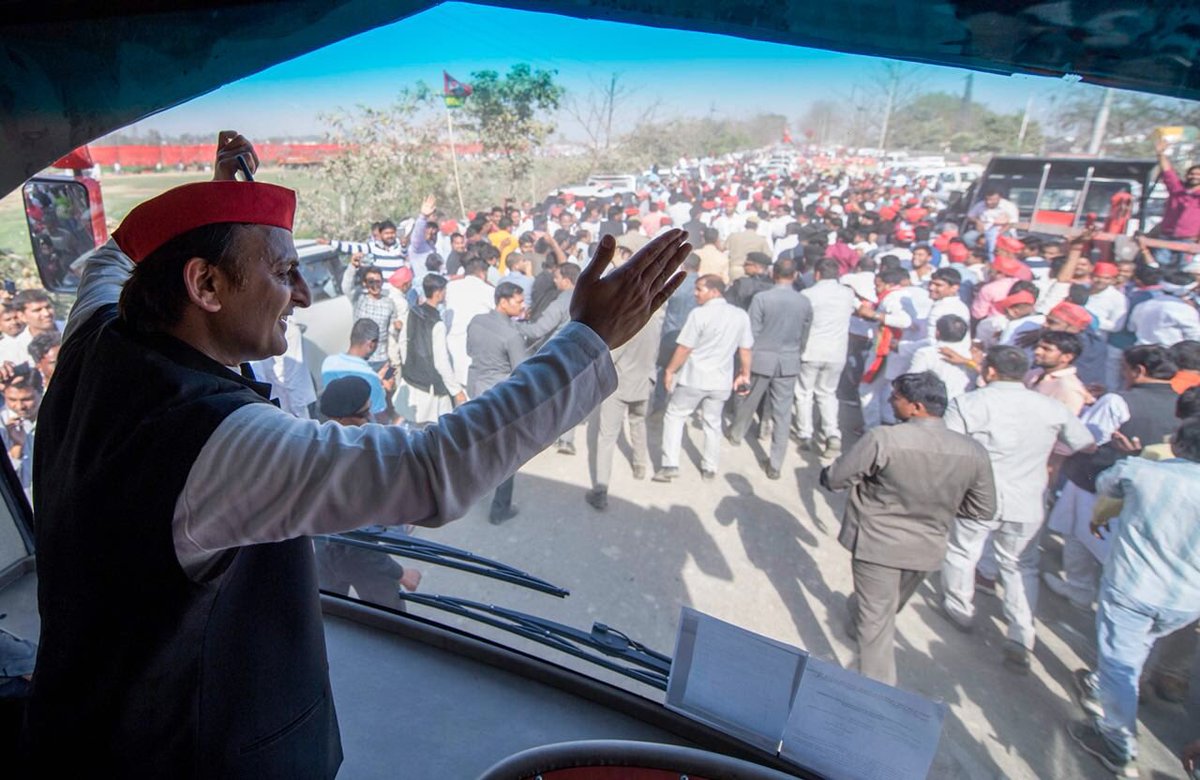 yadavakhilesh's tweet photo. गोरखपुर में ऐतिहासिक जन समर्थन ने साबित कर दिया है कि 11 मार्च को जब ये वोटों में बदलेगा तो देश का राजनीतिक इतिहास भी बदलेगा. जनता और सभी समर्थक दलों को धन्यवाद! https://t.co/i7UY14ZKrD