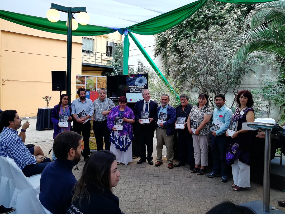 INDAP_Chile's tweet photo. Dirigentes campesinos reciben Manual de transición agroecológica para la agricultura familiar campesina. https://t.co/XmMqXX6EqE