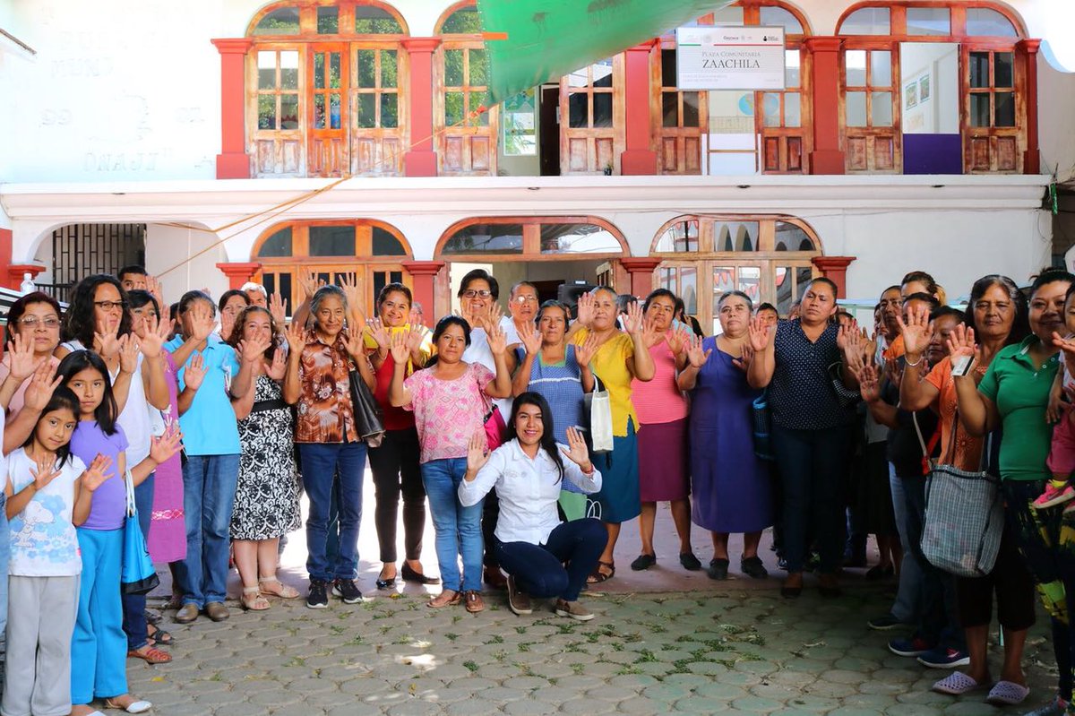 MujeresCampoOax's tweet photo. Amas de casa de Zaachila Oaxaca, reciben muy contentas y comprometidas con sus familias: aves ponedoras para la producción de 12 huevos diarios y materiales para la producción de hortalizas Mexico #SiembraExito @SAGARPA_mx @SAGARPA_Oax https://t.co/nfqobNZlZz