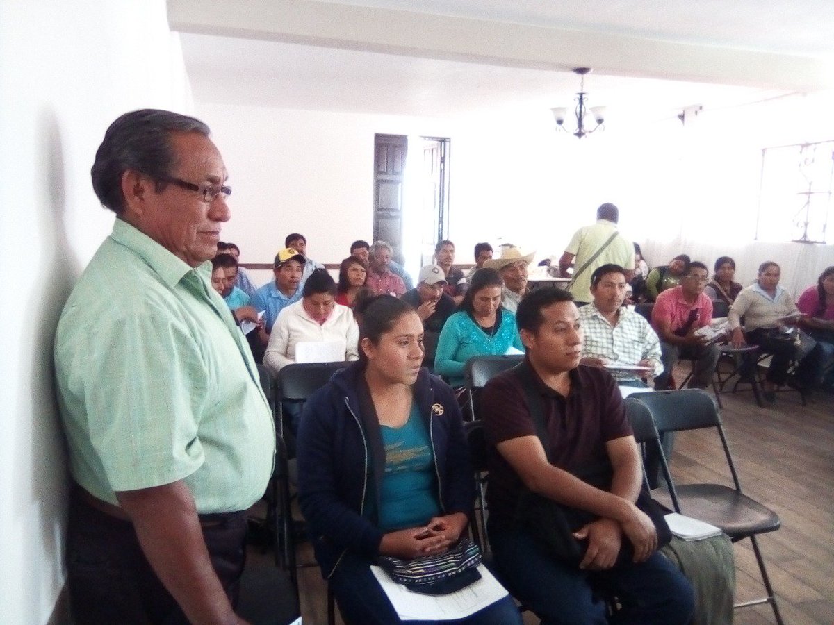 ADRS_DELROSARIO's tweet photo. En la ciudad de tlaxiaco, se realizo la capacitación sobre comercialización de limon, miel y jitomate de la región de putla y tlaxiaco, con personal de @Sedapa_GobOax  y @SAGARPA_Oax @FAOMexico @PESA_Oax @RigobertoGomez_ @FloresHabacuc https://t.co/LUSRODz4x0