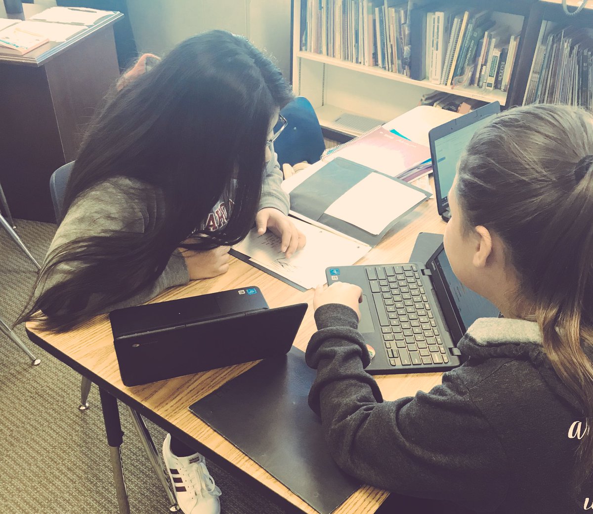 MGreenEDU's tweet photo. A little peer collaboration happening at @jacksonenterokc this morning! @OKCPS @SummitPS https://t.co/Yh5q3b6Ec4