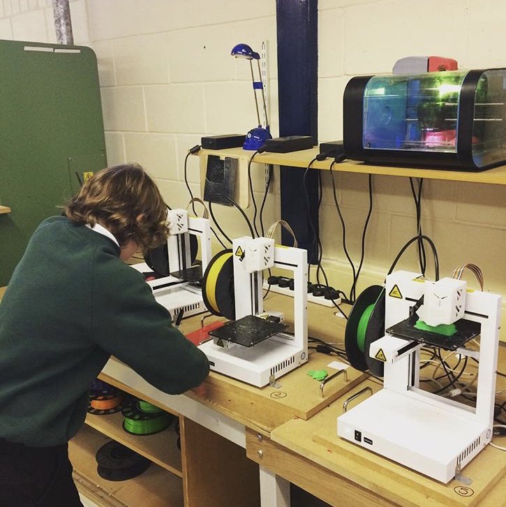 STEMRacingHQ's tweet photo. We put theory into practice for young engineers of the future... #EngineersoftheFuture @JLREducation https://t.co/F14wrs9agj