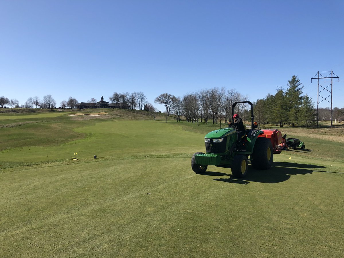 Jordanpsuturf's tweet photo. 7” Deep Tine @ 2” x 3” spacing to our T-1 Greens followed up with a double roll. #turfgrass #2018preparations https://t.co/M5NrfUjhtO