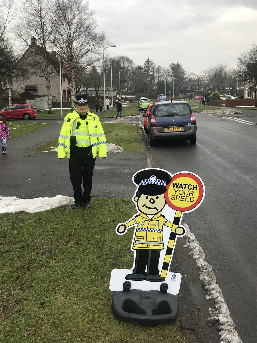 PSOSGlenrothes's tweet photo. PC's Hay and Stather along with #thebairns attended at Carleton Primary School this morning. The officers were happy to report that there were no issues with parking. Keep up the good work! #operationparamount #safechildren #happypolice #parksafe https://t.co/ZmOzxqeLUC