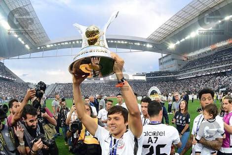 NOTA 📄

Romero, lo quieras o no, estás en la historia de Corinthians. Son varios títulos, incluso, dos Brasileros. El mayor goleador del Arena Corinthians. El extranjero con el mayor número de juegos con la camiseta. Tú y tu país tienen todo el respeto aqui. Estamos juntos! 🇵🇾
