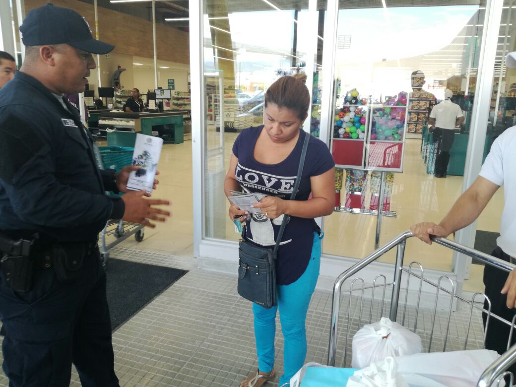 policiadepanama's tweet photo. Realizamos volanteo para orientar a los jóvenes en Pacora y otros sectores de Panamá Este sobre medidas preventivas y los requisitos para ingresar a la carrera policial. #ZP16 https://t.co/YMBpNIoOSF