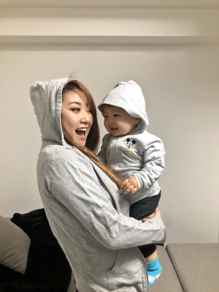 xyuichin's tweet image. 本当奏は大人しくてお利口さん🤭❤️
こないだ一緒にお買い物行った時に
ゆい好みで奏の服購入🐣💕
私服はほとんどモノトーンなので
私に合わせてお揃いコーデしたよん💛🤩
こおもプレゼントありがとね🎁💚
 #linkcode
 #お揃いの格好
 #偽りの親子