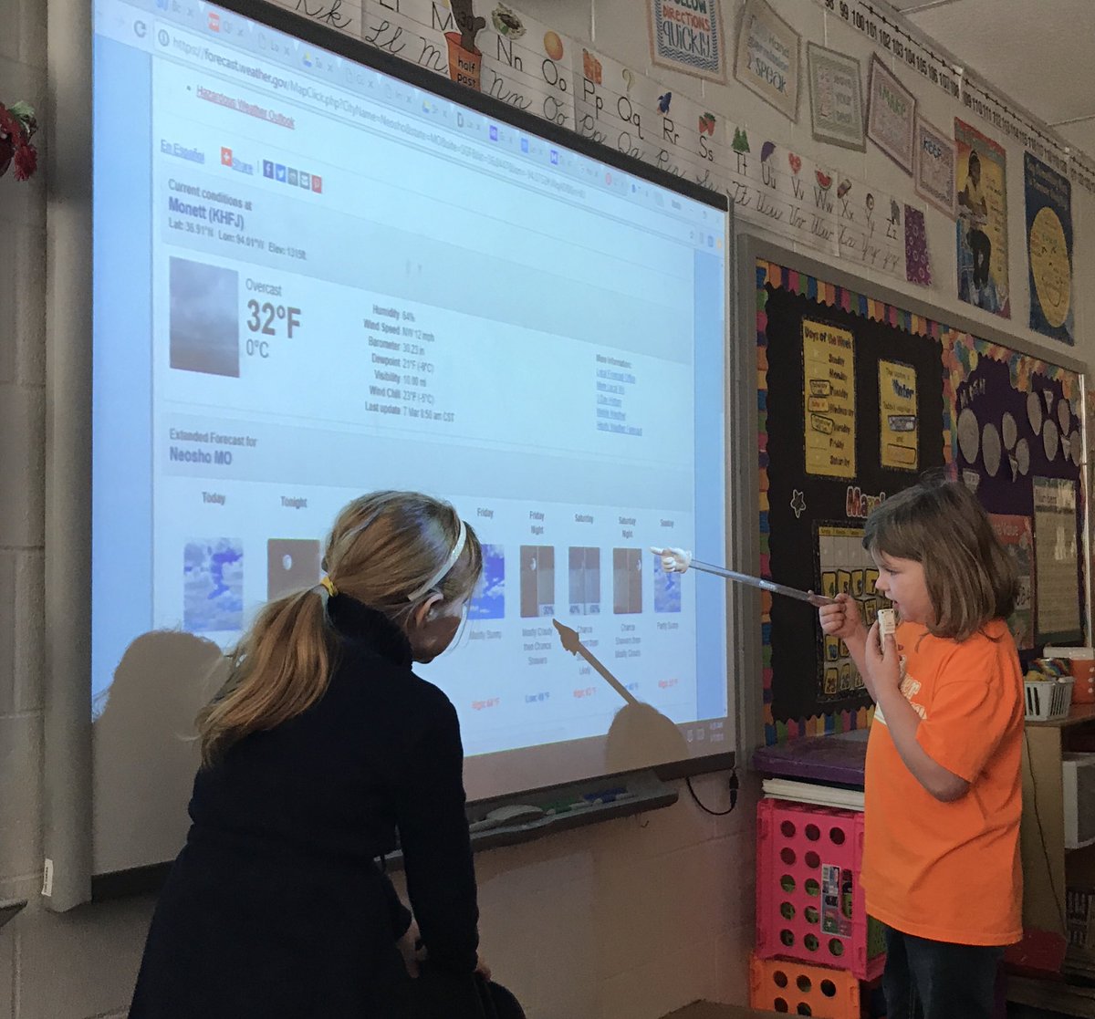 karriebspector's tweet photo. Doing the weather and helping others out are one of our favorite things to get our morning routine going! #gwcstrong @hogfan4sure @GWCarverES https://t.co/Kwn5EZAWQf
