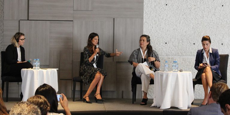 RevitalizaCons's tweet photo. Nuestra Directora @ALICIAGSILVA participó en #SmartCitiesExchange y coordinó una excelente mesa de debate con puras mujeres inteligentes hablando sobre ¿cómo hacer ciudades inteligentes? 

En el evento estuvo @scothorst de @arcskoru 
Más sobre el evento: https://t.co/8jkXry2DGT https://t.co/OAS0ZYVtiG