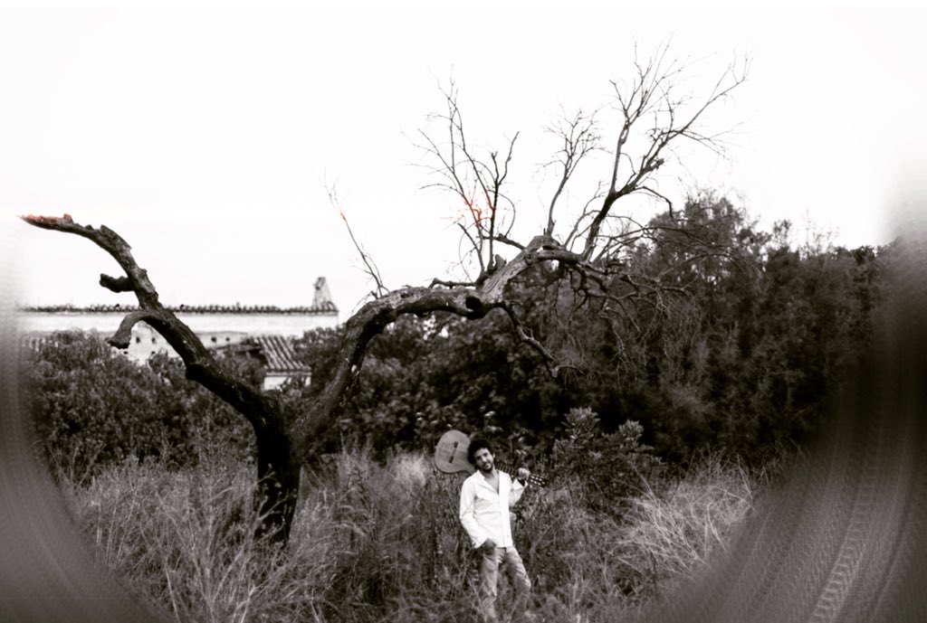 M_Alienigena's tweet photo. Todo está distorsionado de armonías diferentes!! ✌🏻👽🖤

#amor #paz #music #naturaleza #alimanuelmartin #manuelalienigena #vino #salud #suerte #guitarra #planetatierra #alien #llerena #Villgarciadelatorre #brujo #arte #vida #sueña #cumplemetas #lluvia https://t.co/NzoRd2wOLA