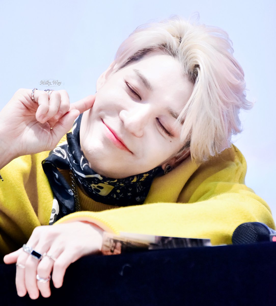 MilkyWay_kies's tweet photo. 180303 222H 팬사인회 in 목동 코바코홀
강성훈❤

성후니 예쁜짓~ 😍

#젝스키스 #젝키 #SECHSKIES  #水晶男孩  #ジェクスキス #강성훈 #KANGSUNGHOON  #カンソンフン https://t.co/mmcBBpa6IO