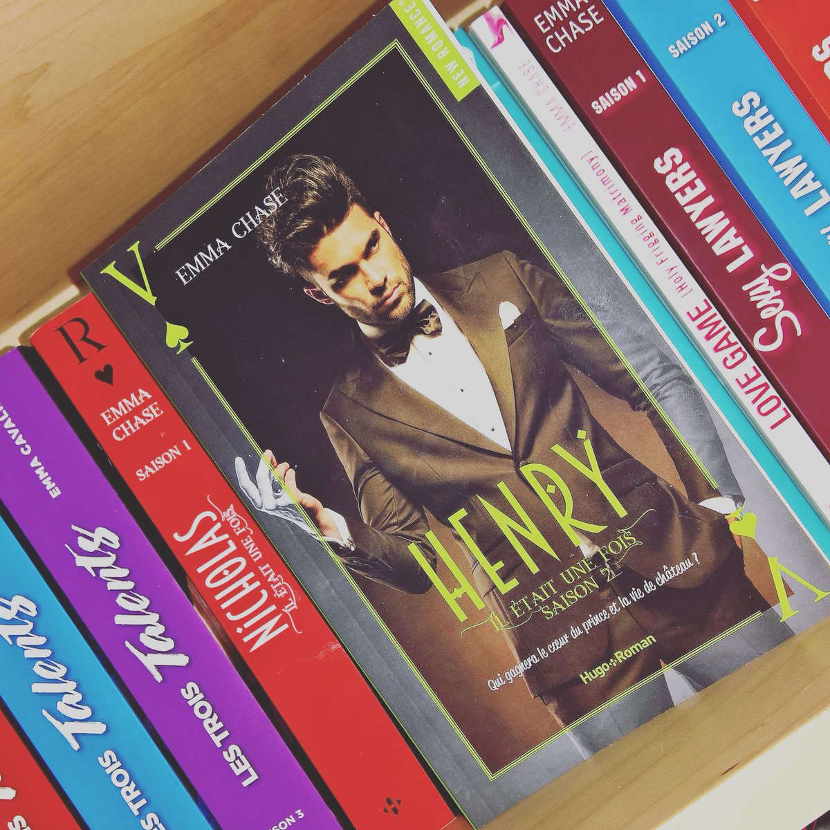 51shadesdarker's tweet photo. #Chronique sur le roman  Il était une fois, tome 2 : Henry de @EmmaChse chez @HugoNewRomance 📖 💚
Une romance autant émouvante que mignonne entre une Sarah timide et un Henry plus drôle que jamais 😘 
>> https://t.co/2o7VYnqrgB https://t.co/qHmO7jThS1