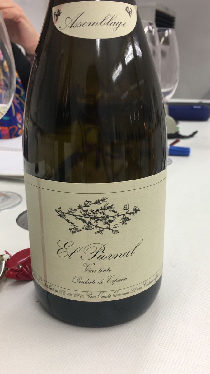 VIDandWINES's tweet photo. Probando un vino que sorprende! Trying an amazing wine!  @elpiornal #elpiornal #laseca #arribes #quintaquerencia #valladolid 
Boca ligera pero potente entrada, con nervio, astringencia bien delineada. Excelente!!
#winelover #winelovers #amantesdelvino #vinos #vinosespañoles #vino https://t.co/9PWKaOomjz