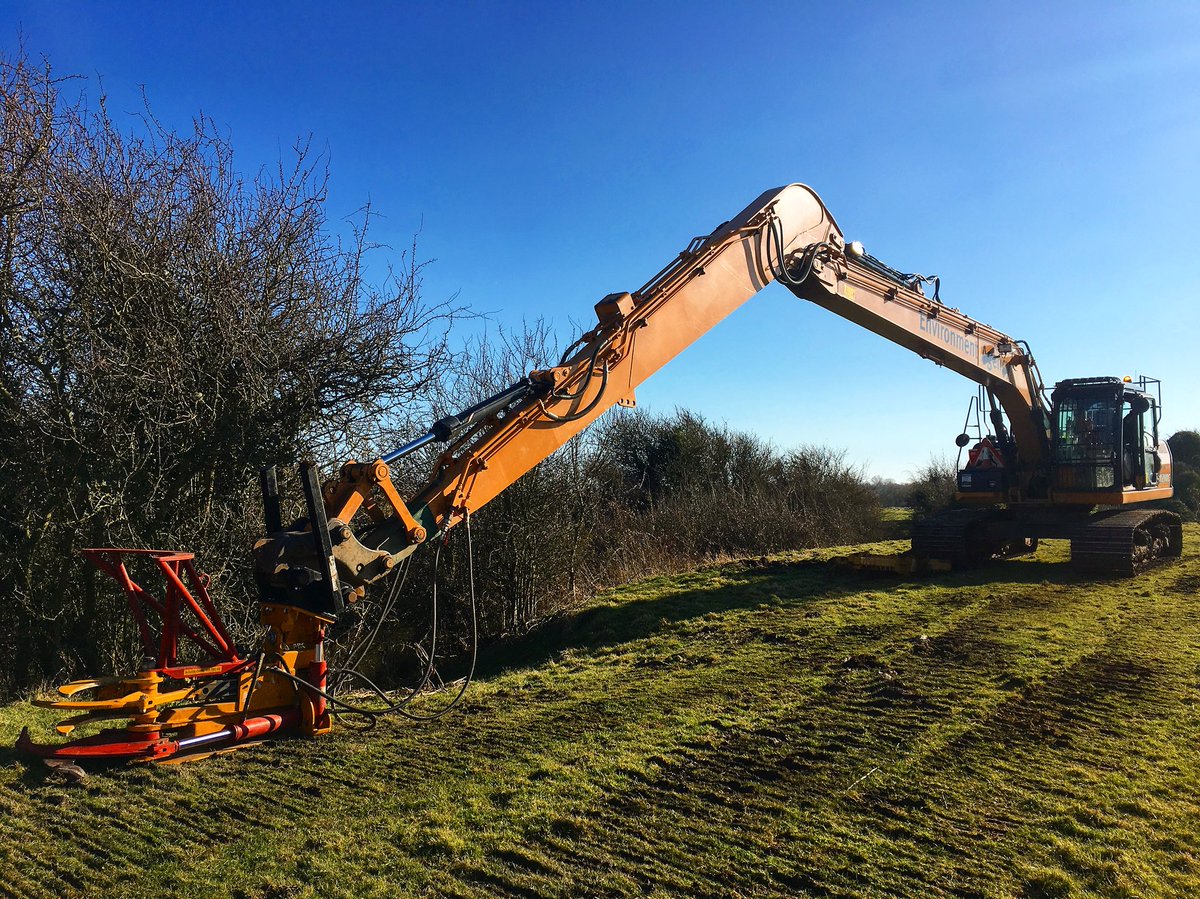 theoilyrag's tweet photo. Another Good day with the old girl and the snips, lovely day for it too 💪🏼💪🏼💪🏼 #caseconstruction #caselongreach #cx210 #hanshabbig #treesnips #caseexcavator #brushing #treework #country #bluesky #whatsnow #tree #bush https://t.co/5Qv0EnOEDJ