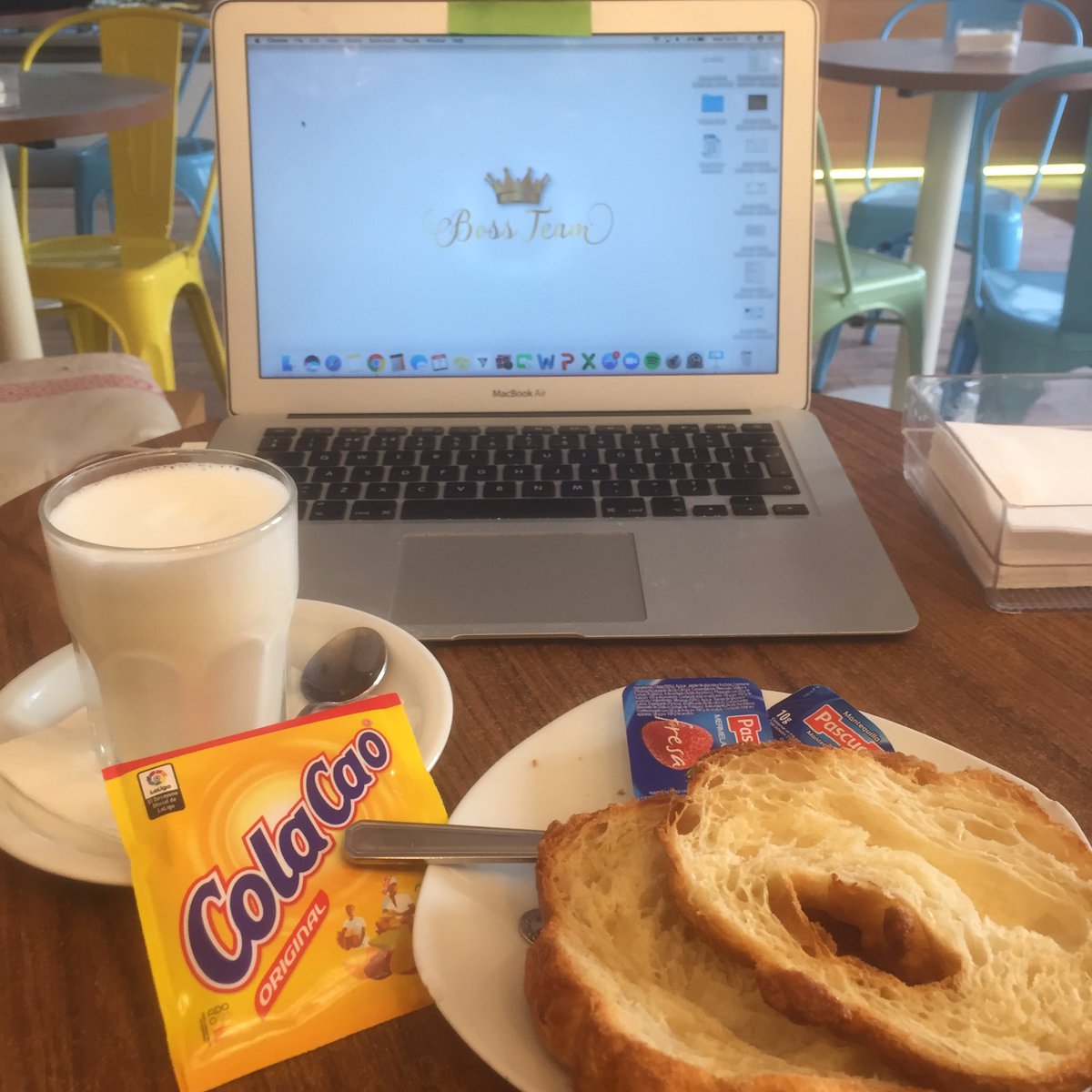 RochGRodriguez's tweet photo. Cafรฉ treats ๐๐ด
โจMultitasking @ it's finestโจ
Working on my proposal โ๐ฝ whilst also replying to your #SpringSlimDown๐ enquiries ๐๐
This being your own boss malarkey is fab โบ๏ธ.I should let myself work from the cafรฉ more often ๐๐
#BossTeam๐
#TheWorldIsYourOffice๐ https://t.co/fGPx9Q2azP