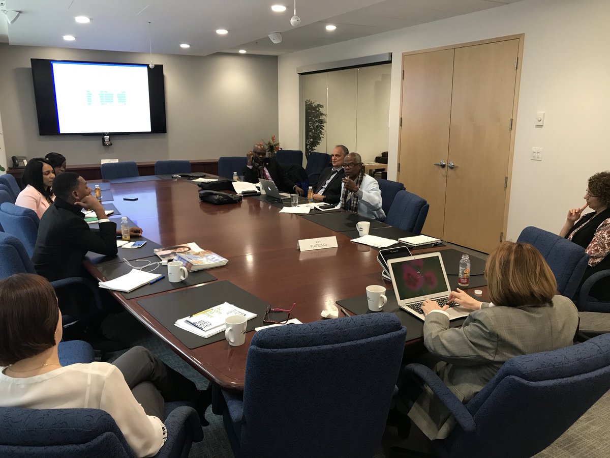 UMQuebec's tweet photo. La visite de la délégation d’élus locaux haïtiens débute par une présentation par l’équipe de la permanence du mandat, de la structure et des services de l’#UMQ #polmun #PCM2 https://t.co/wPgCwMLwnQ