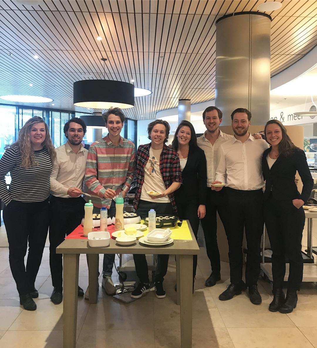 Samen met de @rodekruisgroningensd en @contractus_groningen heeft het bestuur vanmiddag poffertjes gebakken voor ouderen in verzorgingstehuis De Es!