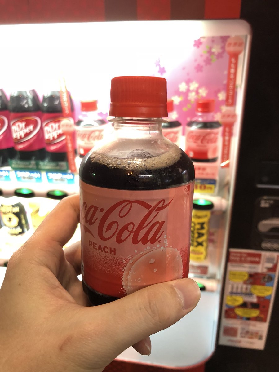 그 유명한 만다라케.. 걷다가 목말라서 코카콜라 복숭아맛 자판기에사 뽑아먹었다. 맛은 밍숭했다