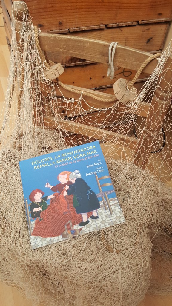 museuporttgna's tweet photo. Ens sumem a #LibrosdeMuseos amb #conte Dolores, la remendadora, remalla xarxes al #Serrallo de la col.lecció #PetitMuseu amb @bibliotgn Ens ha nominat @MdlMediterrania i nominem @MuseuMaritim @MNATTGN @MuseuBiblicTGN @MAMTarragona @MuseuVidaRural #LecturaEnFamília https://t.co/IUDYHfIXKH