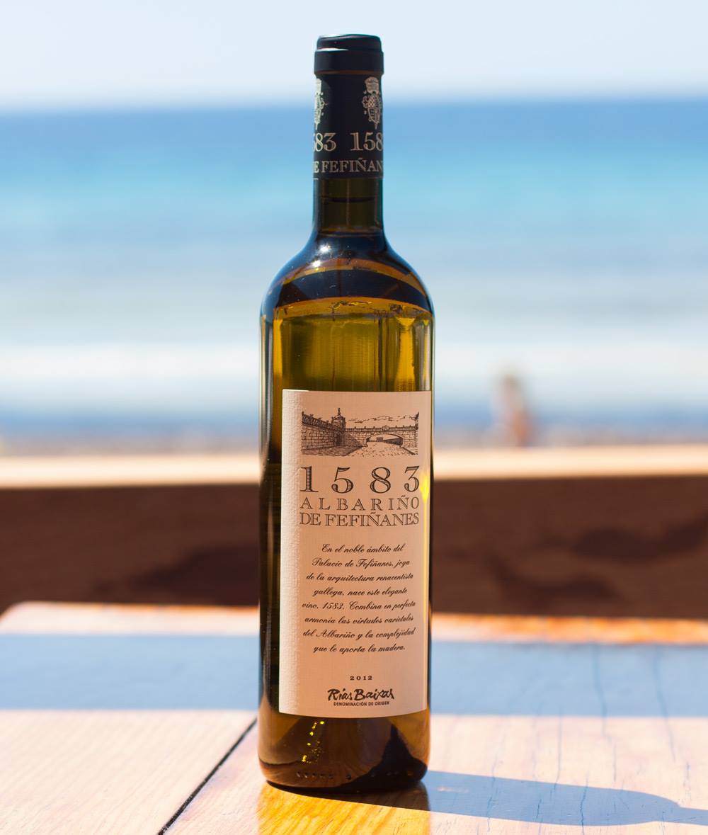 Buscastellvins's tweet photo. Fefiñanes 1583, DO Rias Baixas. Un albariño de intensa nariz de fruta madura, escarchada, con toques cítricos y detalles de pan tostado y lías, que recuerdan su discreta crianza. Blanco joven seco, amplio, fresco. Frutas y hierbas aromáticas https://t.co/CeYXvUjDjx https://t.co/hSQxzEC0Ac